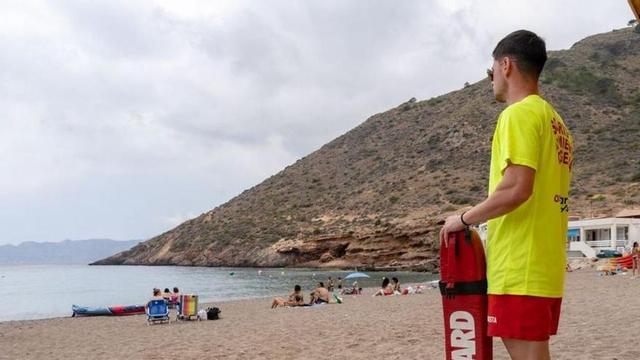 Un socorrista, en una playa de Cartagena.  | A.C.
