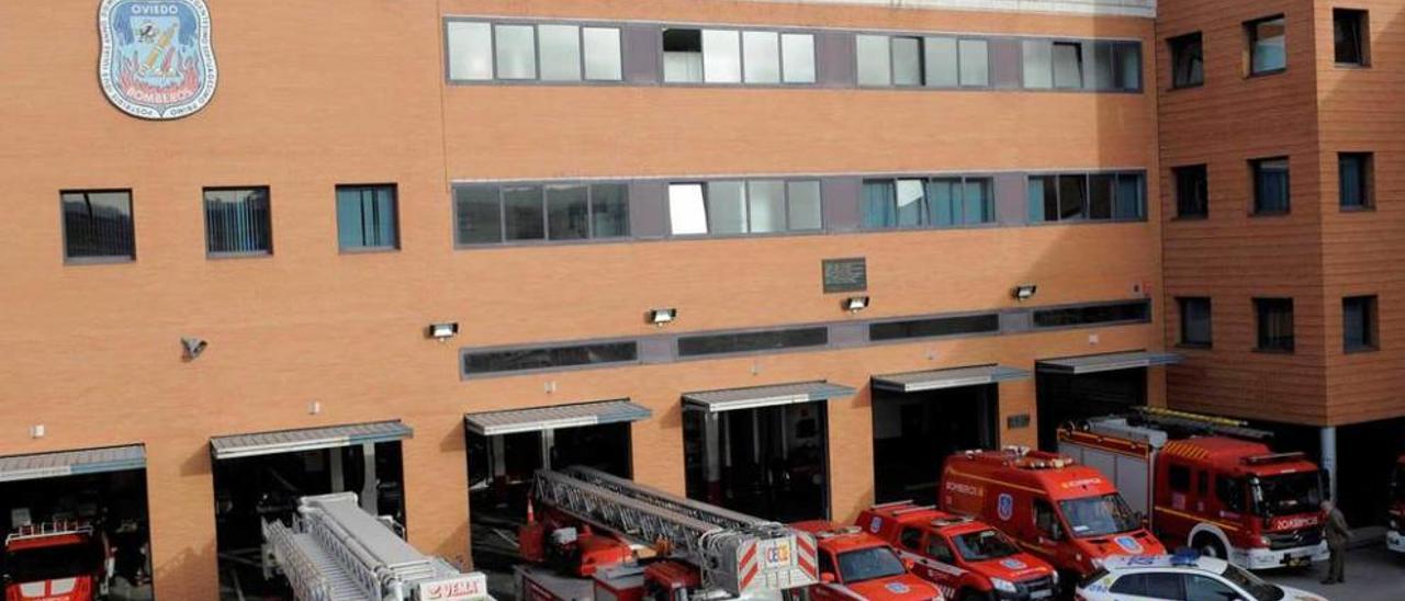 Arriba, vehículos del SEIS, la Policía Local y Protección Civil, estacionados en el cuartel del Rubín. A la izquierda, el incendio de un restaurante en la calle Cimadevilla el pasado mes de octubre.