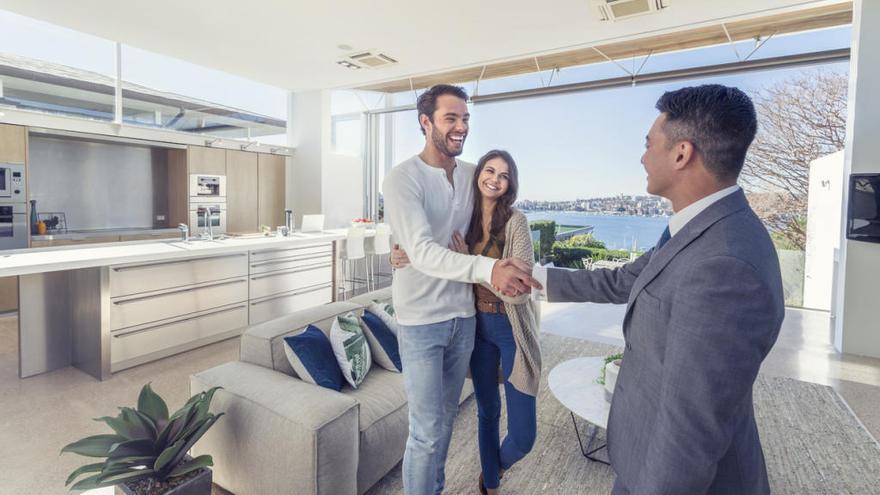 Pareja adquiriendo una nueva vivienda