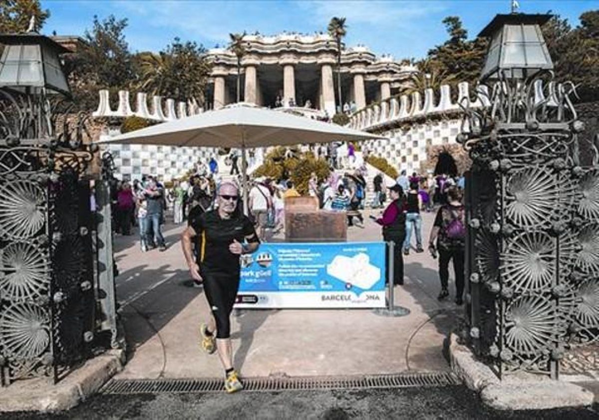 Entrada principal de la zona monumental del parc Güell, amb el punt de control d’accés instal·lat, ahir. Entrada principal de la zona monumental del parc Güell, amb el punt de control d’accés instal·lat, ahir.