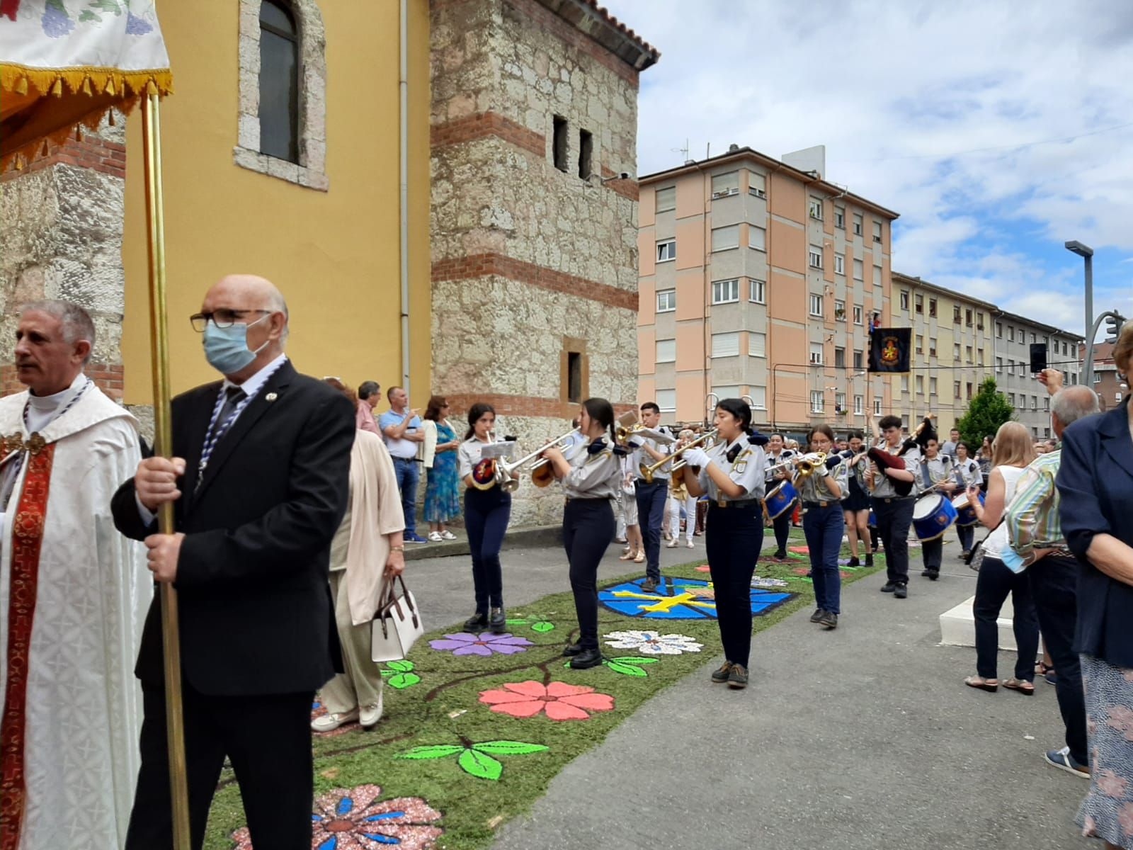 Lugones celebra el Corpus: así ha sido la jornada con alfombras florales y niños de comunión