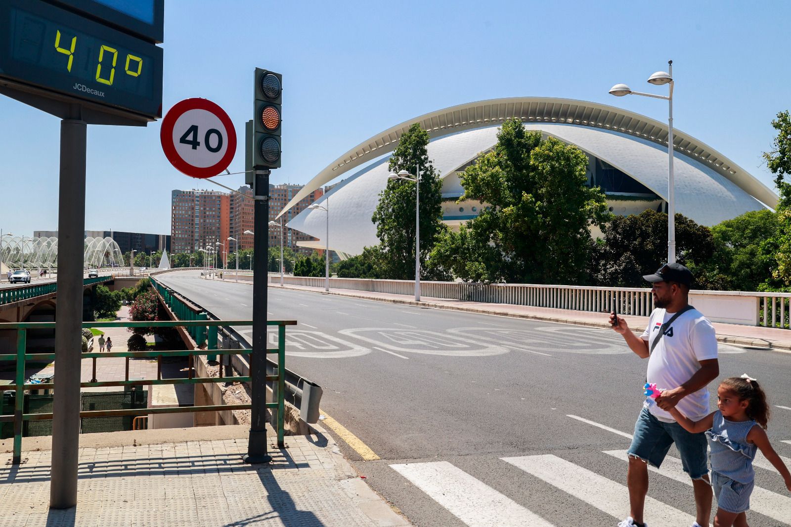 València busca cobijo contra el calor en la playa y las plazas