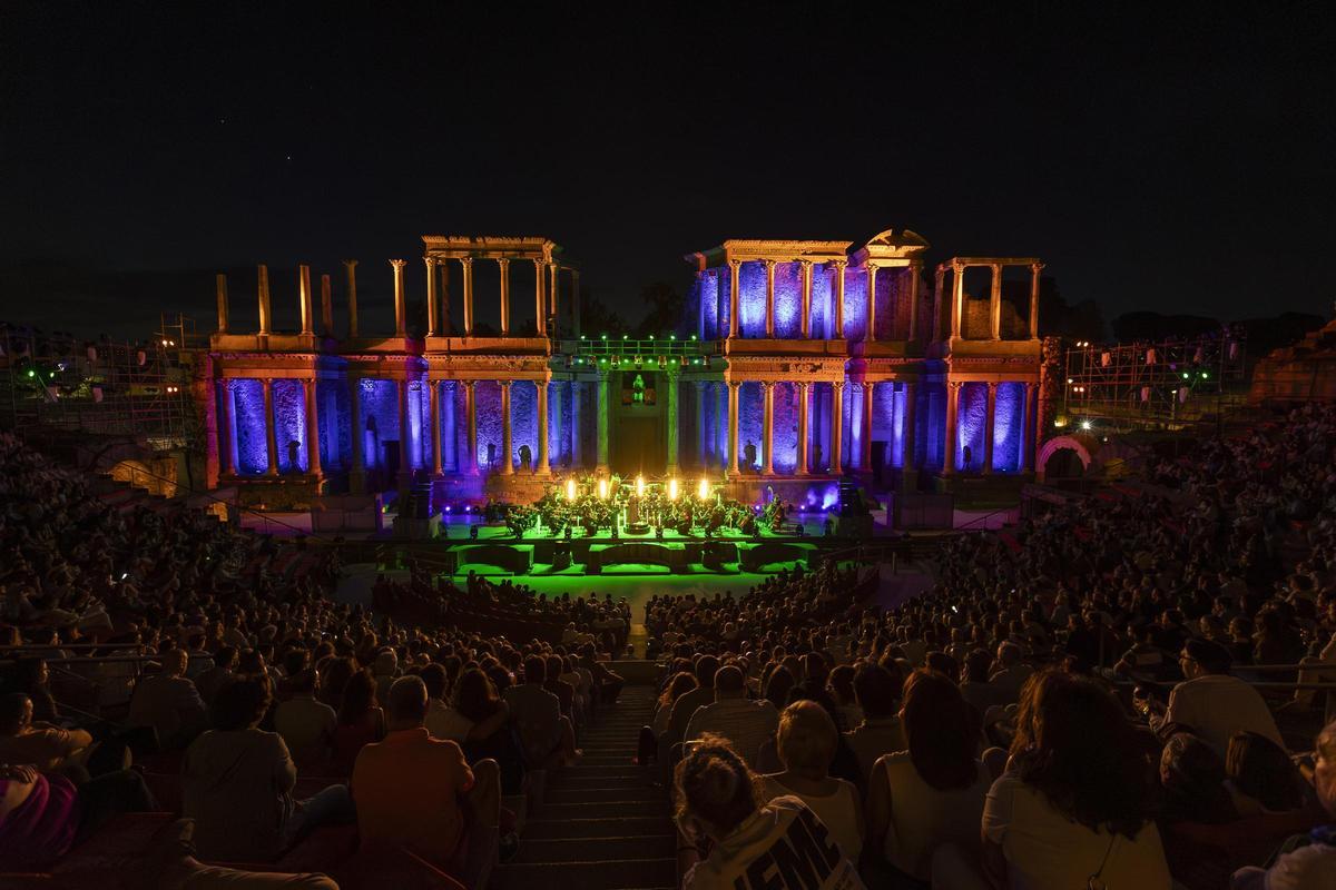 El Teatro Romano de Mérida acogió anoche el arranque del Stone &amp; Music Festival con la Film Symphony Orchestra.