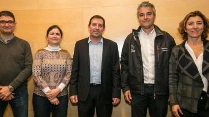 Representants de l&#039;Ajuntament de Sant Feliu, l&#039;Idibell i el Club Nàutic, amb el pare de la Carla, Artur Griñó, al centre.