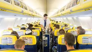Los pasajeros se llevan las manos a la cabeza con lo que hace este azafato de Ryanair