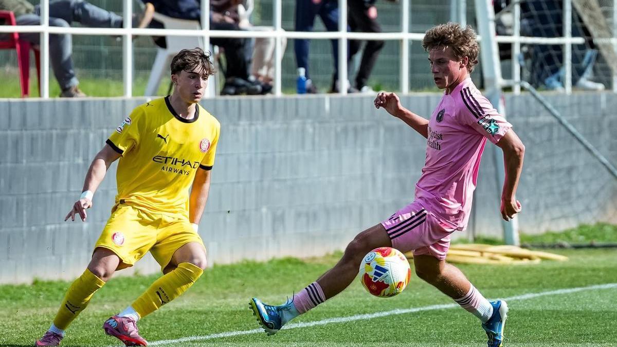 Daniel Fernández, en acción con el Girona CF.