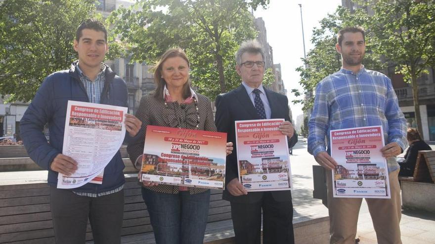 De izquierda a derecha, Alain Mora, de Ecubo; Guadalupe Zapico, de Working Comunicación; el decano del Colegio Oficial de Aparejadores de Asturias, Joaquín Antonio Suárez Colunga e Igor Ferreras, de Giroa Veolia, durante la presentación del Congreso de Edificación Responsable e Innovadora en Gijón.