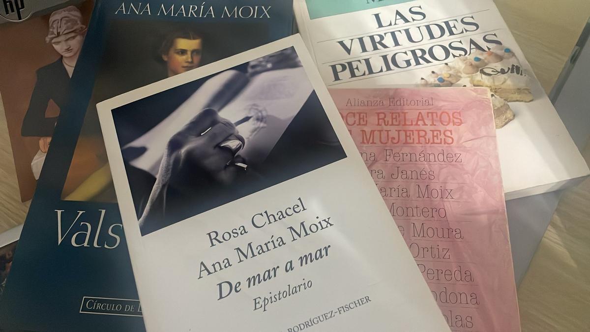 El epistolario &quot;De mar a mar&quot; junto a otras obras de Ana María Moix.