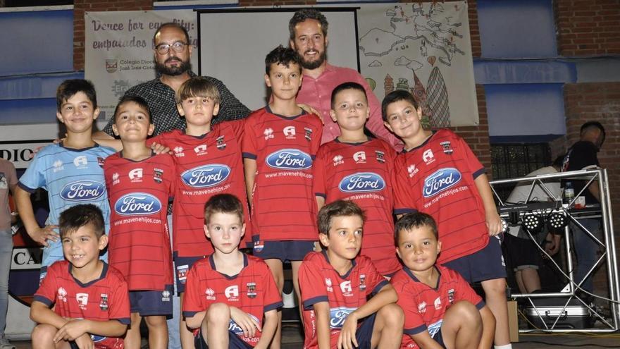 Alfonso Abreu, junto al concejal Andrés Licerán y niños de la cantera, el viernes en la clausura de la temporada