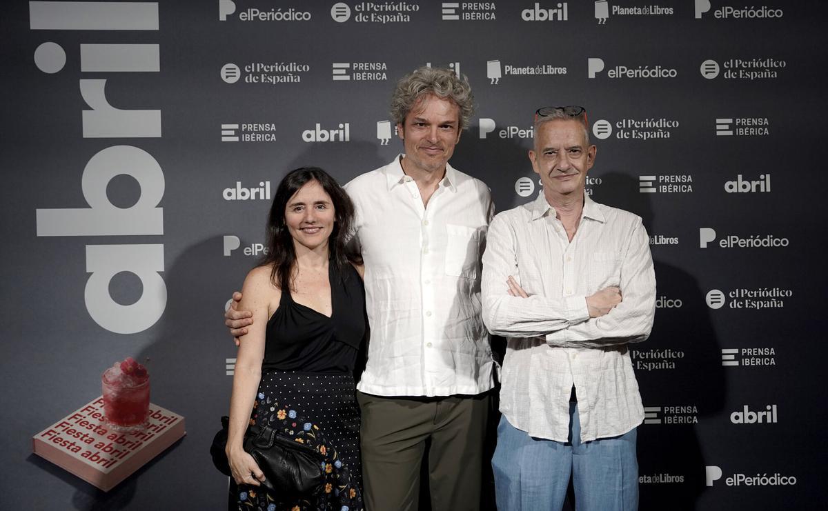Idoia Moll, directora de Alba Editorial, junto a David Martínez y el escritor Luis Magrinyà