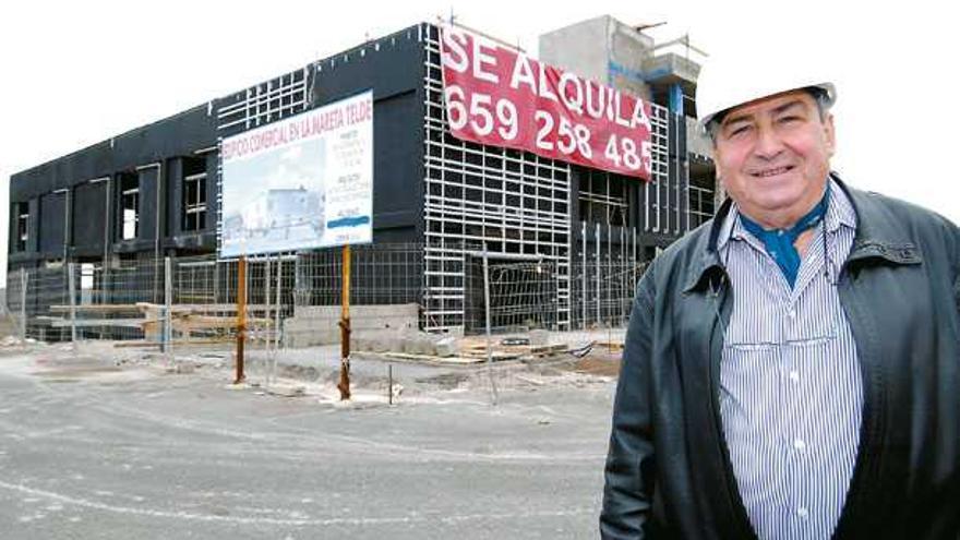 Carlos Medina Solis junto al edificio comercial que se construye en La Mareta.