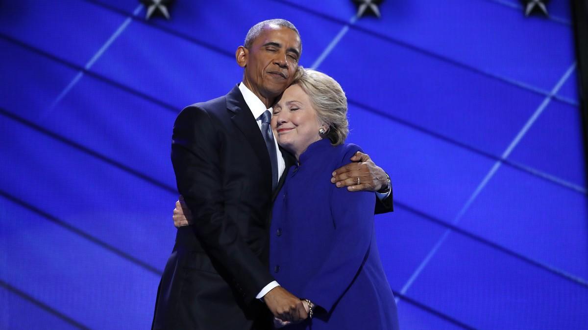 Obama abraza a Clinton tras su discurso de apoyo en la convención demócrata, en Pensilvania.