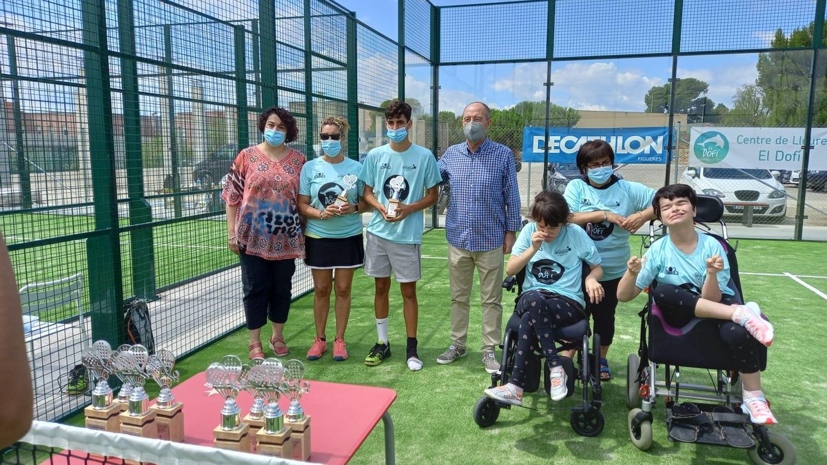 La parella guanyadora de l&#039;equip mixte acompanyada per la presidenta d&#039;El Dofí, Mercè Coll, i el regidor d&#039;Esports, César Barrenechea.