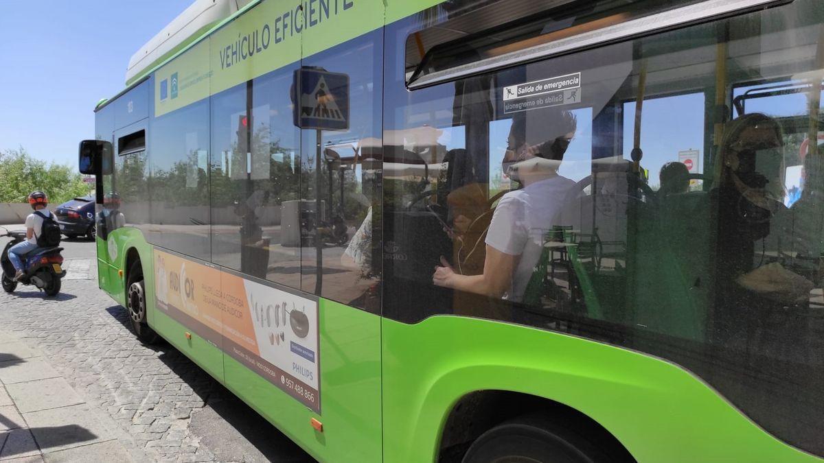 Un autobús de Aucorsa circulando por la ciudad.