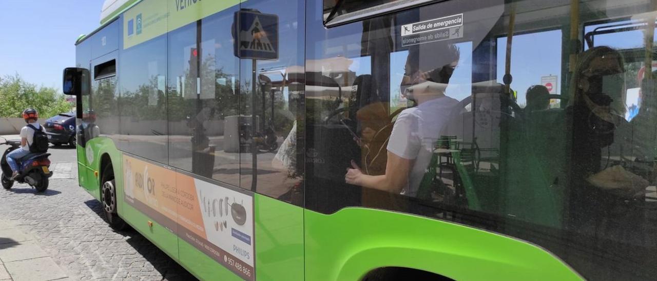 Un autobús de Aucorsa circulando por la ciudad.