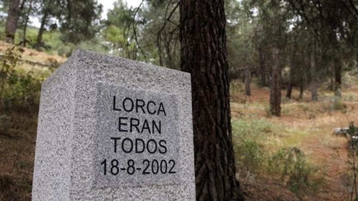 Monolito en el barranco de Víznar en honor de Lorca y de las víctimas del franquismo.