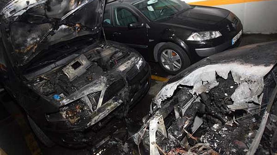 Dos de los coches que sufrieron daños en el incendio.