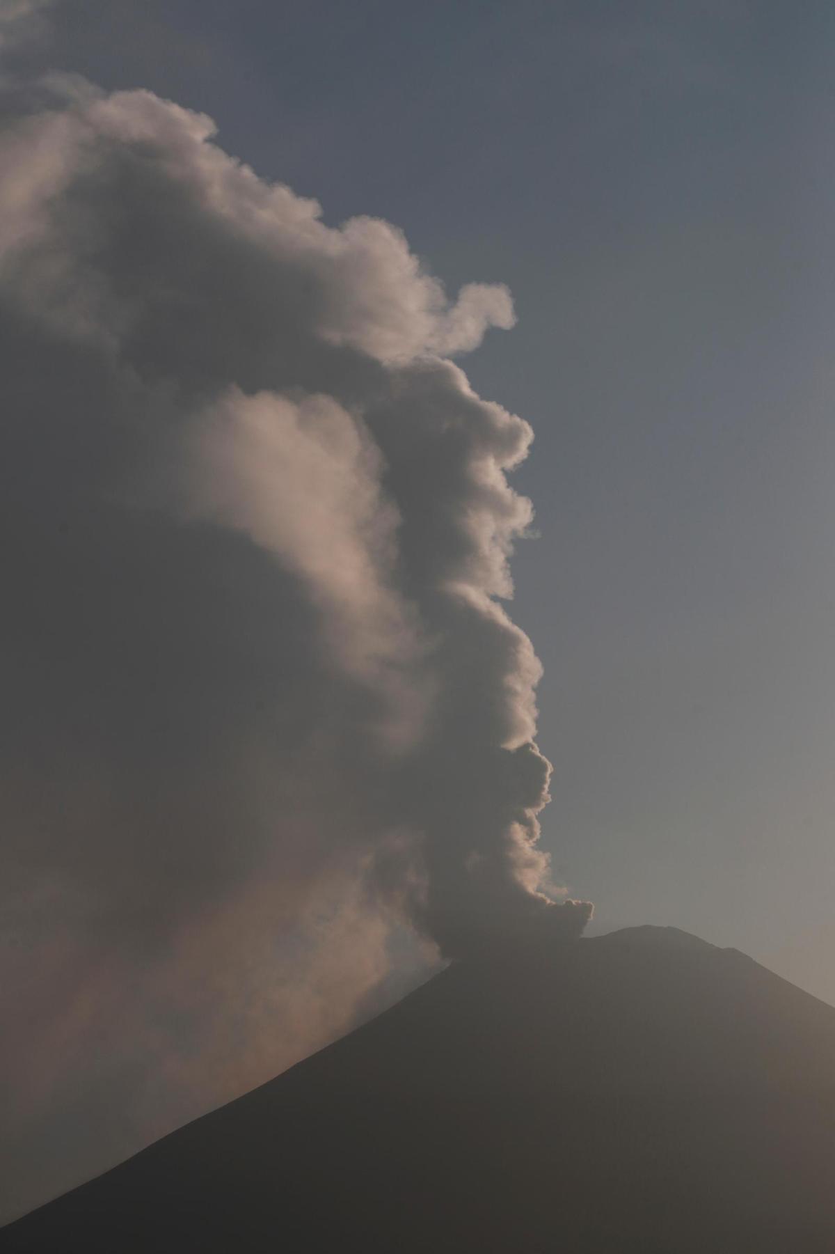 El volcán Popocatépetl, en México, volvió a cobrar vida.Una gran erupción del volcán Popocatépetl, arrojó enormes columnas de humo y cenizas a unos dos kilómetros de su cráter y obliga a cancelar vuelos en el aeropuerto de Ciudad de México