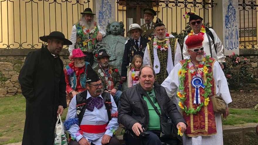 Los integrantes de la cofradía, ayer, junto a la escultura de &quot;La monstrua&quot;, con la pequeña Carla Ramos Bousoño.