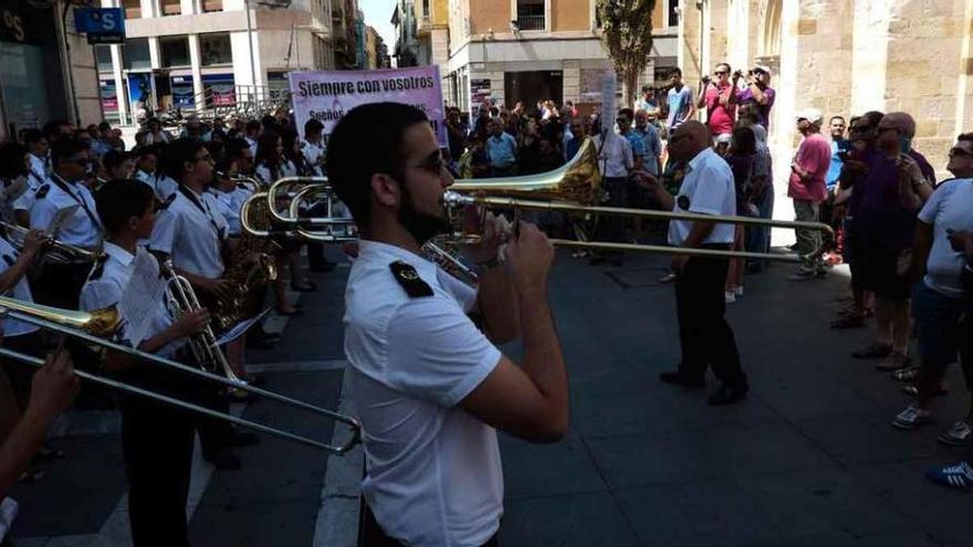 Una de las bandas participantes en el certamen interpreta su música en Santa Clara.