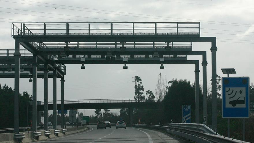 Pórtico de telepeajes en la A-28 entre Viana y Oporto.