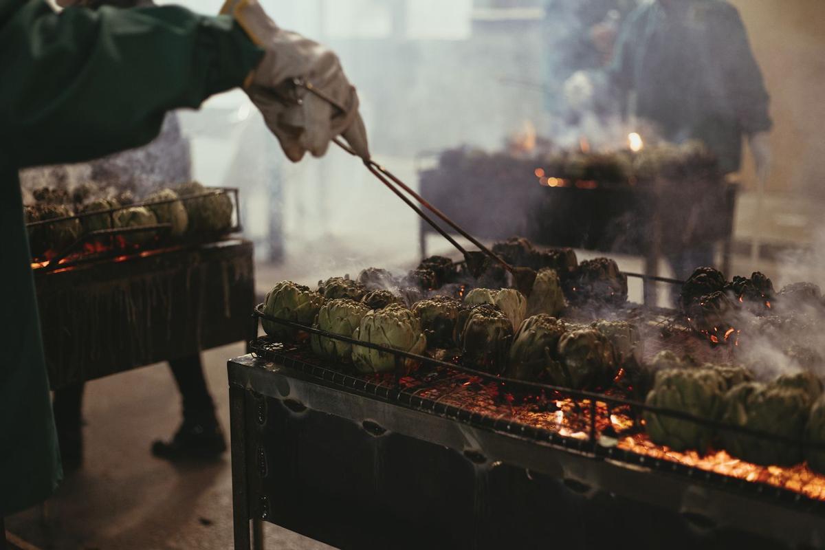 Imagen de archivo de la torrà popular, uno de los actos más emblemáticos de la fiesta que cada año organiza el Consell Regulador de la DO Carxofa de Benicarló.