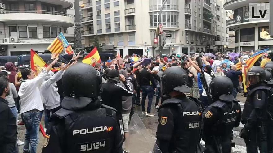 Un gran cordón policial arrincona a grupos 'ultras' en el centro de València