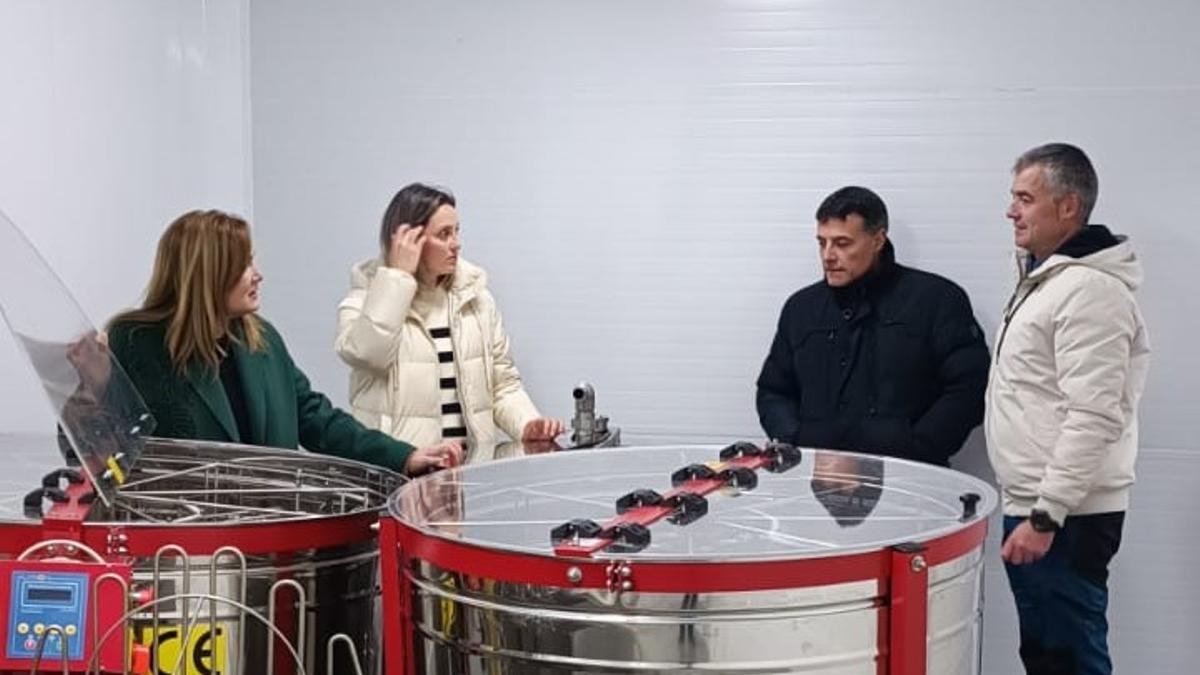 Por la izquierda, la directora general Begoña López, Celia del Río, José Luis Fontaniella y Jesús López  en las instalaciones de Miel Tío Ángel, empresa que recibió ayudas en convocatorias anterior del programa Leader.