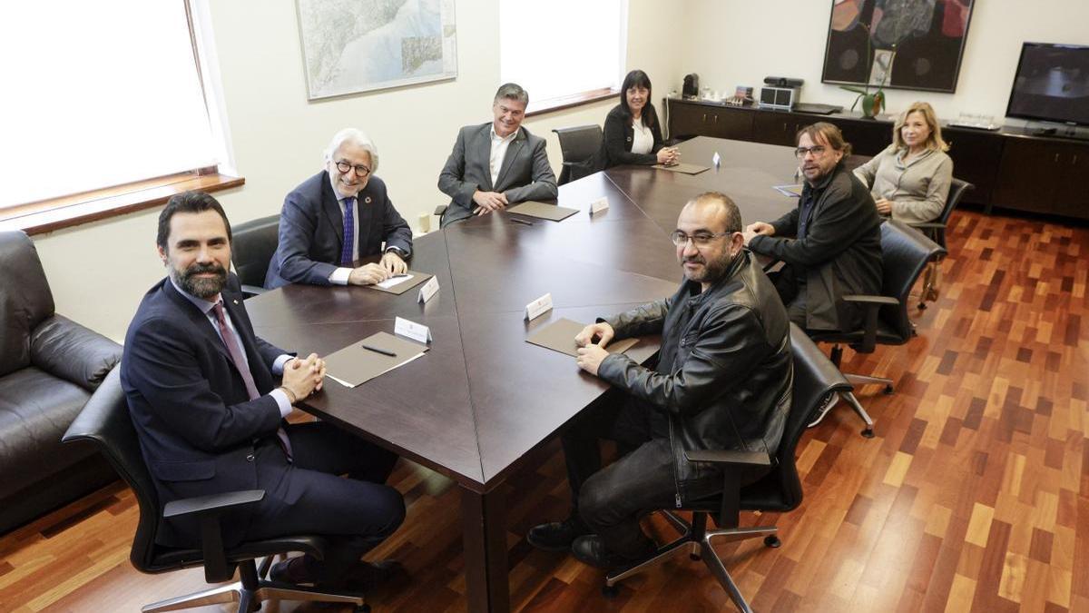 El ’conseller’ Roger Torrent y los agentes sociales más representativos en Catalunya.