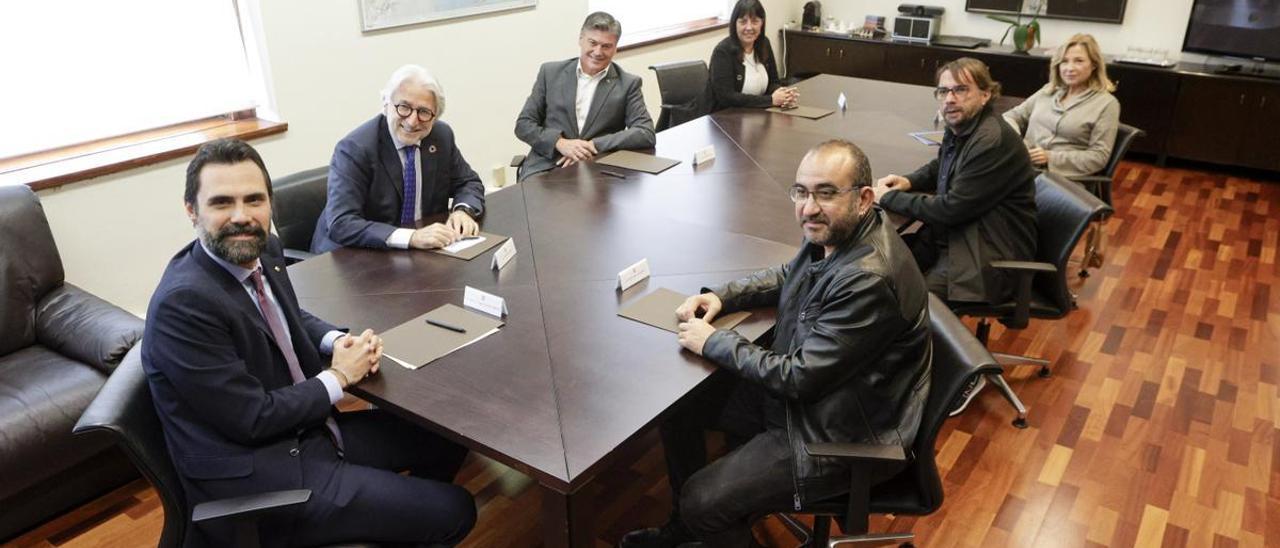 El ’conseller’ Roger Torrent y los agentes sociales más representativos en Catalunya.