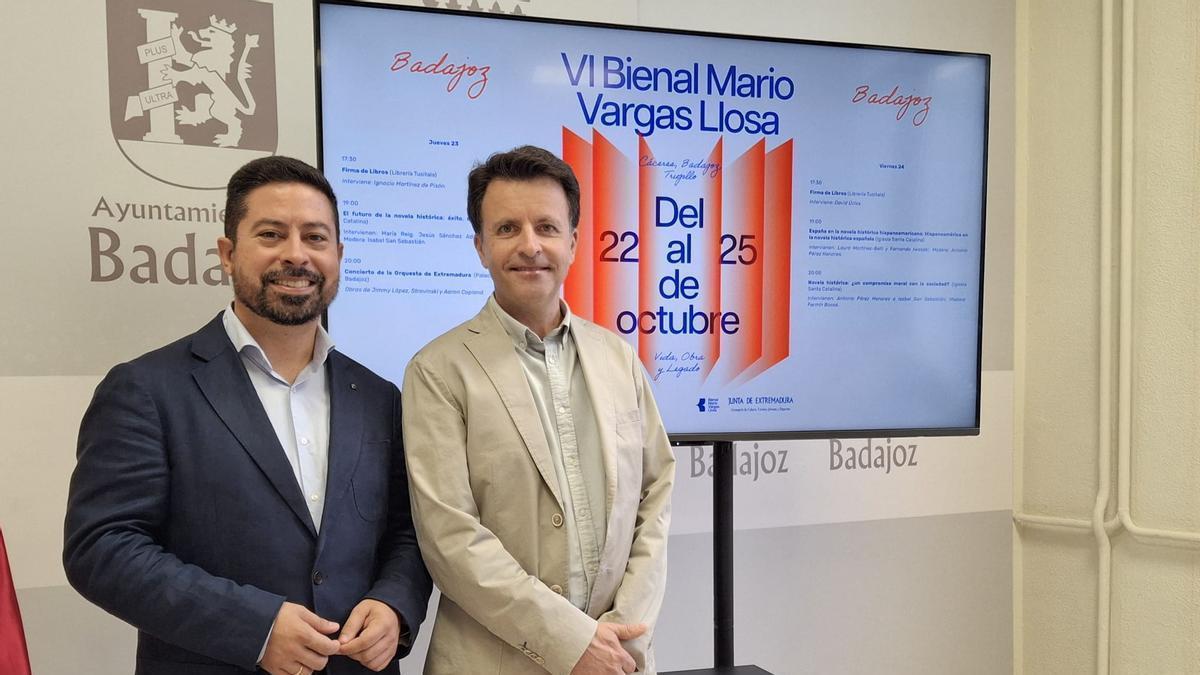 El concejal de Cultura y el secretario general durante la presentación del evento literario en Badajoz.