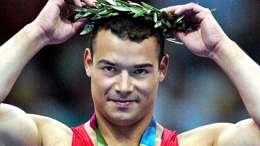 Gervasio Deferr se sostiene la corona de laurel en el podio tras recibir la medalla de oro de los Juegos Olímpicos de Atenas 2004.