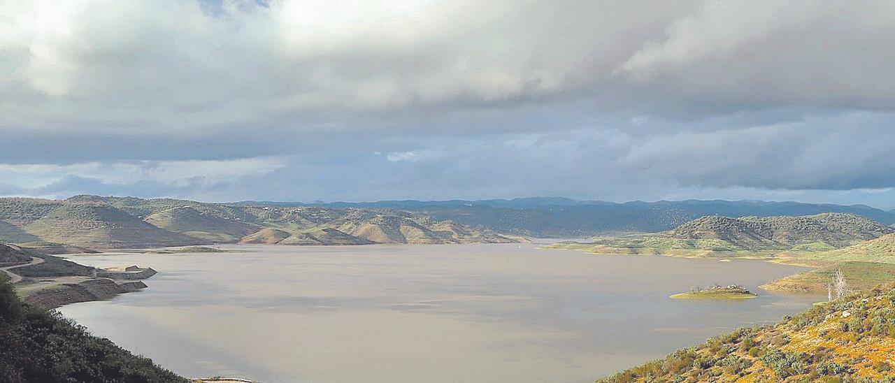 Imagen del embalse de La Breña, en Almodóvar del Río.