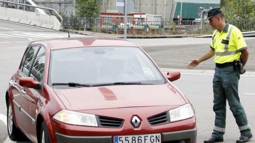 Un agente realiza un control de velocidad durante una campaña anterior.