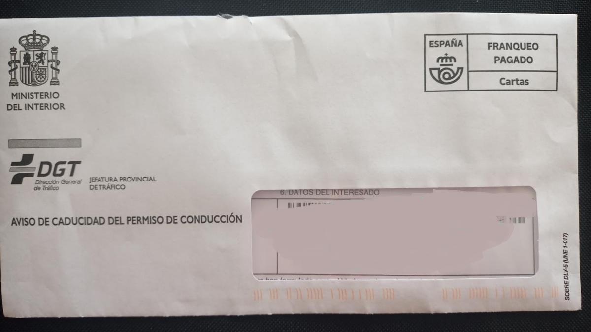 Anverso del sobre en el que la Jefatura Provincial de Tráfico de Pontevedra anuncia que se trata de un aviso por la caducidad del carné.