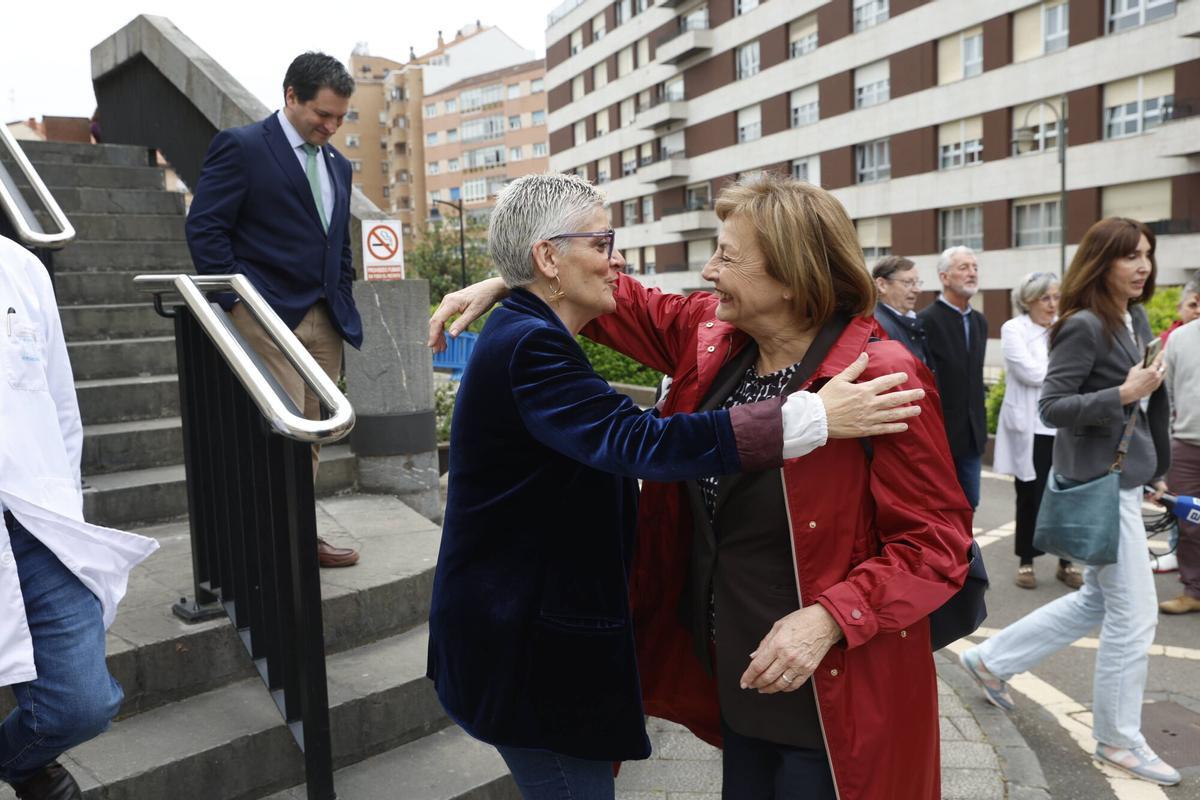 Saavedra saluda a Mariví Monteserín, alcaldesa de Avilés, en la inauguración del jardín terapéutico de la Fundación Hospital de Avilés