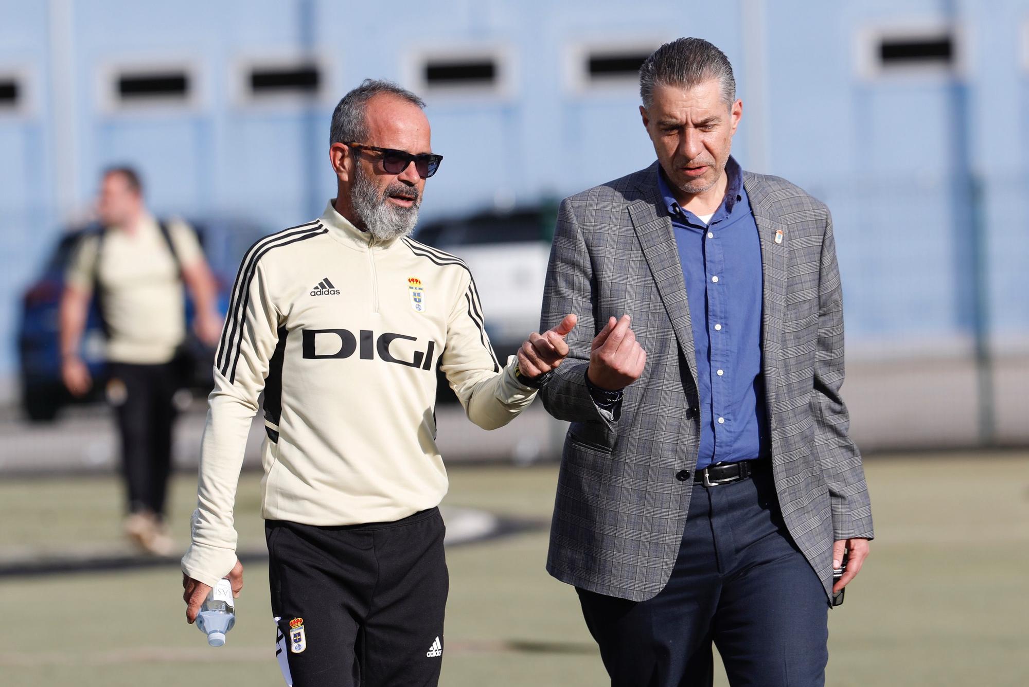 EN IMÁGNES: Martín Peláez charla con Álvaro Cervera en su primera sesión como entrenador del Real Oviedo