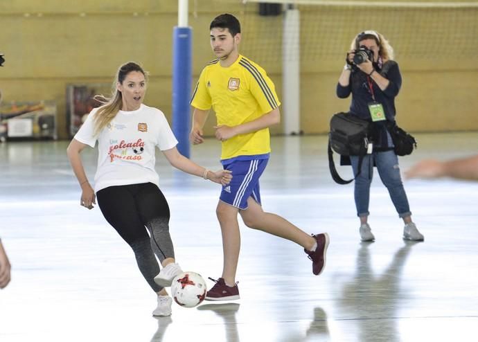 LAS PALMAS DE GRAN CANARIA. Fernando Clavijo participa junto a candidatos de la formación nacionalista y de otras fuerzas políticas en el partido de fútbol sala ?Una goleada al fracaso? organizado por el Club Deportivo Evangélico.  | 16/05/2019 | Fotógrafo: José Pérez Curbelo