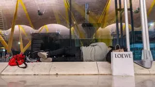 El Defensor del Pueblo ve "preocupante" la situación de las personas sin hogar en Barajas