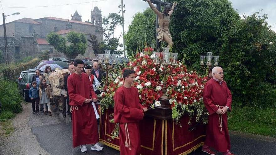 La procesión con el Santísimo por el entorno del monasterio de Lérez.