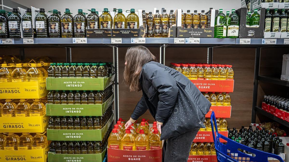 La zona de aceites, uno de los productos cuyo IVA ha pasado del 10% al 5%, dentro de un supermercado del centro de Barcelona.