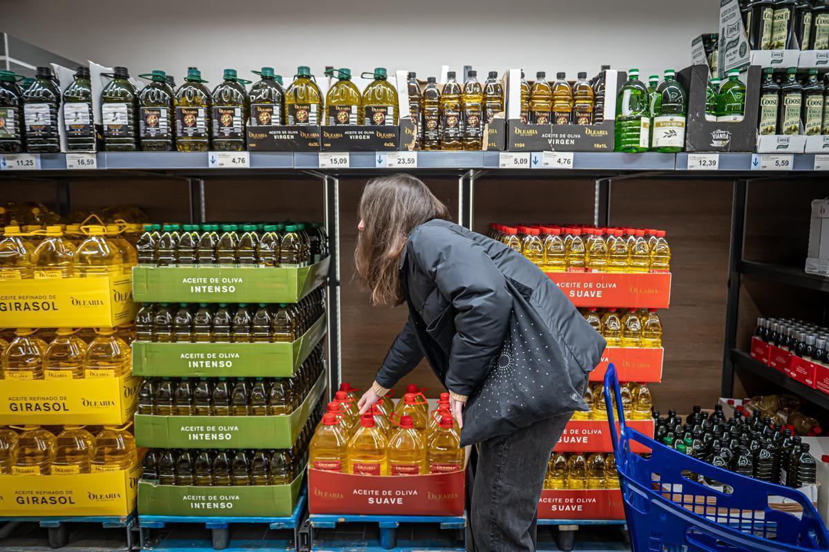 La zona de aceites, uno de los productos cuyo IVA ha pasado del 10% al 5%, dentro de un supermercado del centro de Barcelona.