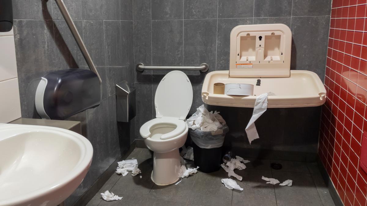 Un bar se cansa de la falta de puntería de los clientes en el baño y su cartel se vuelve viral