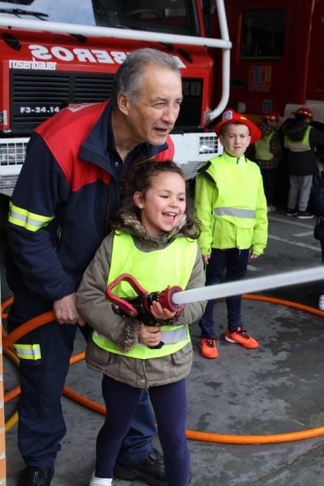 Visita escolar a los bomberos de Oviedo.