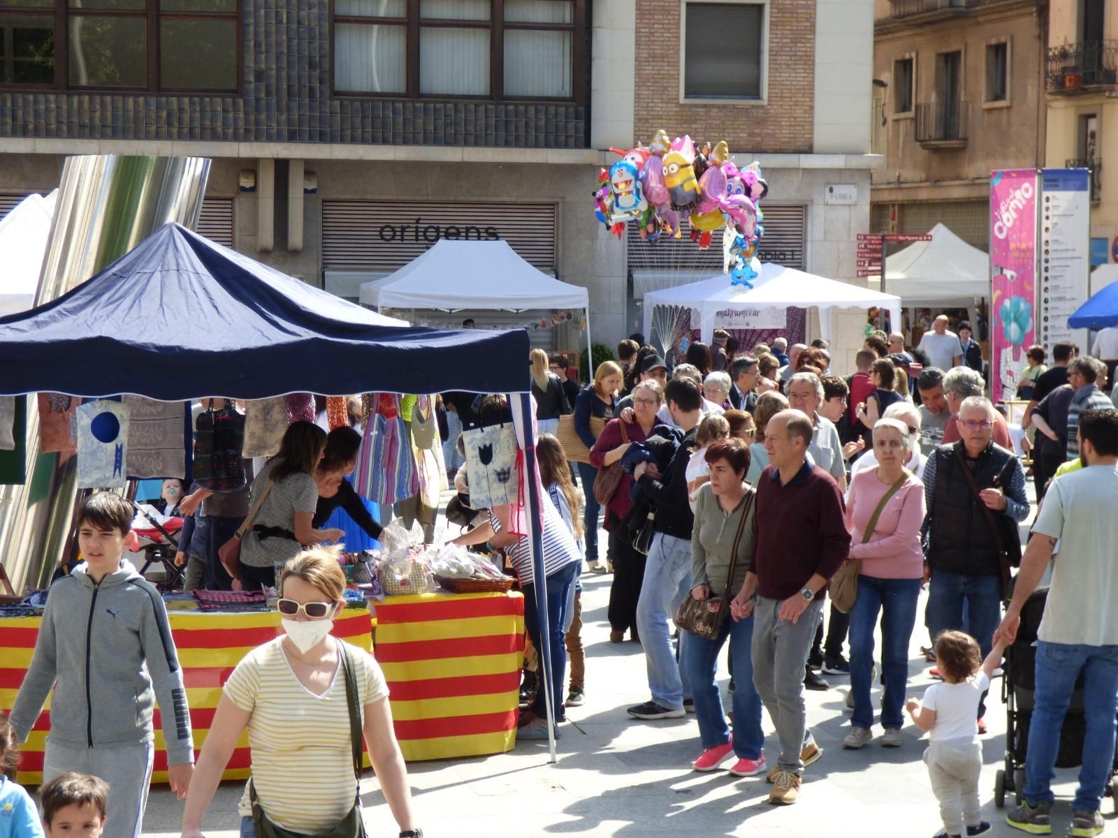 Figueres bull de gent amb les fires de carrer del Menestral