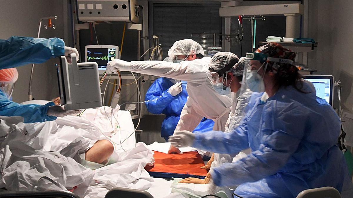 Personal de la UCI del Hospital Reina Sofía atiende a un paciente con coronavirus. | ISRAEL SÁNCHEZ