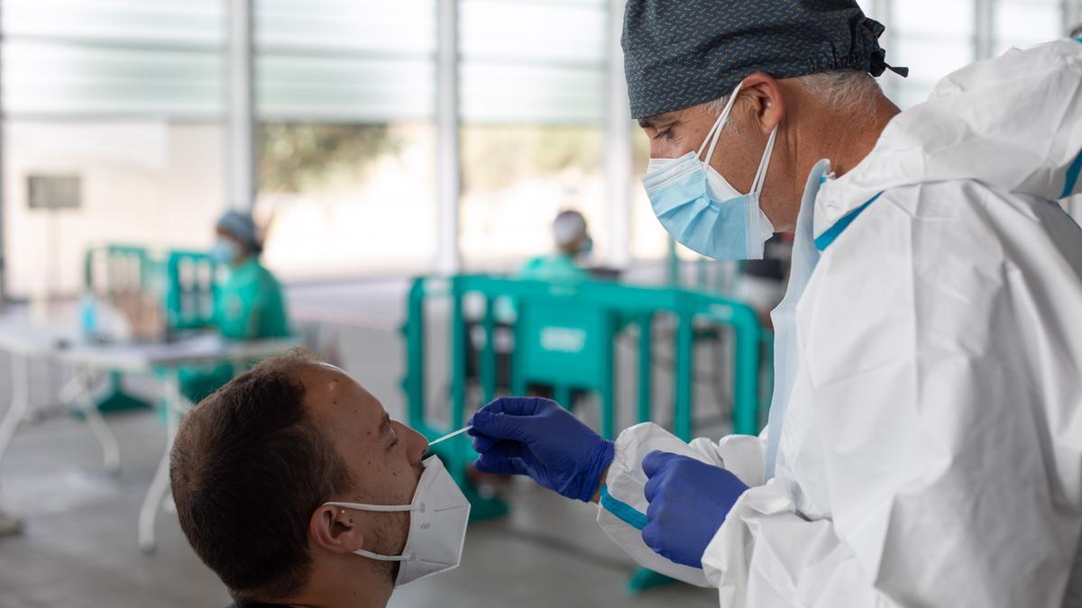 Realización de un test de antígenos para la detección de casos de coronavirus en Zamora