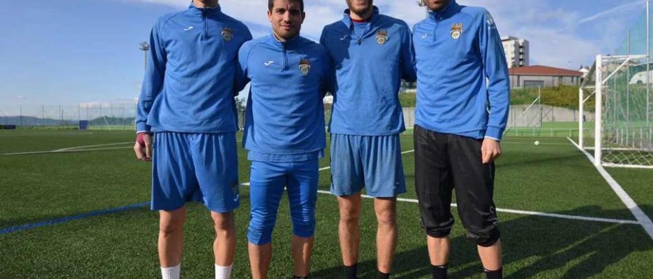 Los defensas Pablo, Adrián Gómez, Bruno y Ramón Verdú, antes de iniciar el entrenamiento de ayer. // Gustavo Santos