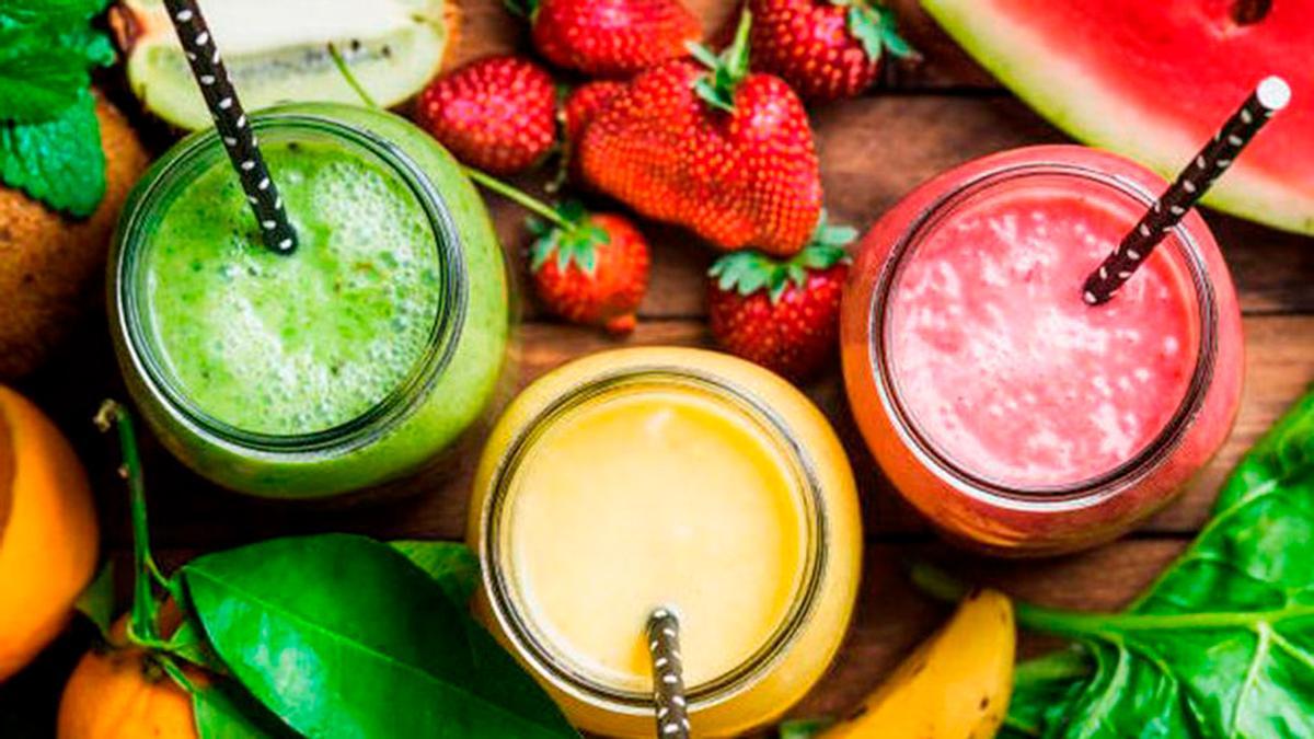 El refrescante batido hecho con superalimentos que debes cenar si quieres adelgazar