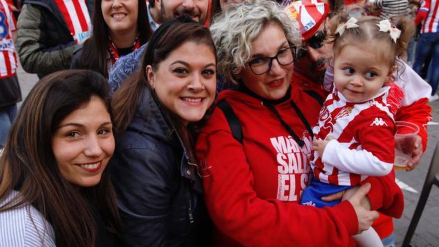 1. La Mareona, en El Sardinero. 2. Paloma Dehesa con la pequeña Claudia Pena. 3. Miembros de la peña La 1905. 4. Manu Preciado, junto a la afición rojiblanca. 5. Por la izquierda, Iván González, Félix Martín, Borja Pascual, Iris Gómez, Marián Pérez, Isabel Álvarez y José Pérez. 6. Rojiblancos, en la plaza del Cañadío. 7. Por la izquierda, Claudia Cortina, Eva Valdés, Julio Fernández, Roberto Bibiano, Álvaro Palacios, Aitor Fernández e Irene Prieto. 8. Miembros de la peña El Alleranu de Fito. 9. Seguidores rojiblancos, en Santander. 10. La pequeña Martina, junto a unos amigos. 11. Por la izquierda, José Medina, Jorge Martínez, Enrique Solar y Horacio Cuesta. 12. José Antonio Barroso («Pintoria»), Ángel Rey, Pedro Rojo y Francisco Uría. 13. Luis García-De la Cueva y Verónica Martínez con sus hijas Claudia y Cayetana. 14. La plaza del Cañadío, entre humo de la afición rojiblanca. 15. Una representación de la peña La Laguna. 16. Miembros de la peña Los Gemelos. | Ángel González